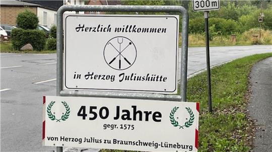 Das Ortseingangsschild verweist auf das Jubiläum.

