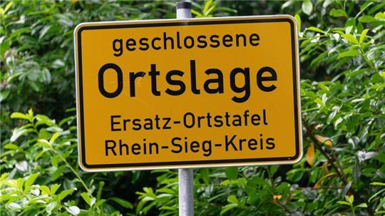 Das Ortsschild Hanf ist verschwunden - nun weist eine Ersatz-Tafel auf eine „geschlossene Ortslage“ hin.