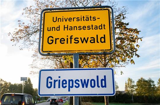 Das Ortsschild der Stadt Greifswald ist ebenso mit dem plattdeutschen Namen versehen.