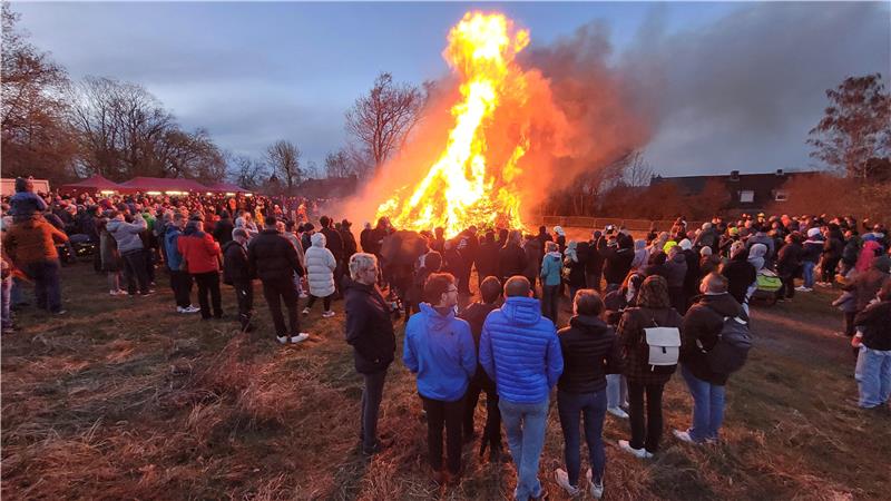 Das Osterfeuer am Weißen Stein ist ein beliebter Treffpunkt, selbst wenn das Wetter mal nicht so mitspielt.
