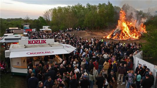 Das Osterfeuer auf dem Bollrich zieht wieder zahlreiche Menschen an.