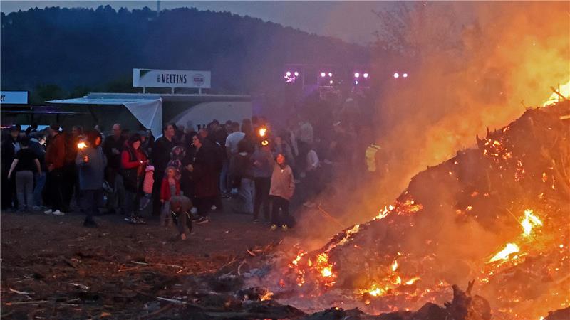 Das Osterfeuer brennt in diesem Jahr recht schnell nieder. Die lange Trockenheit vorher wirkt sich aus.