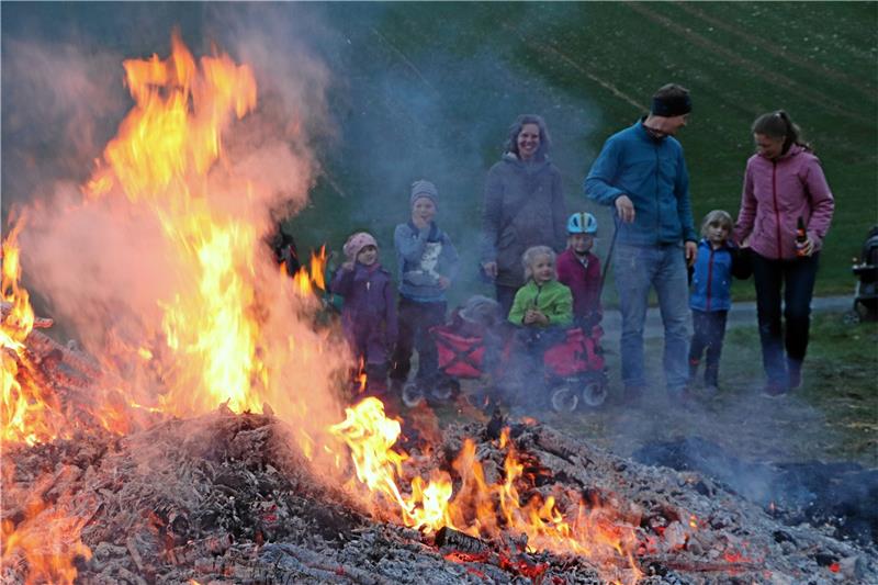 Das Osterfeuer ist immer auch ein beliebter Treffpunkt für Familien – so wie hier am Berg oberhalb von Upen. Foto: Gereke