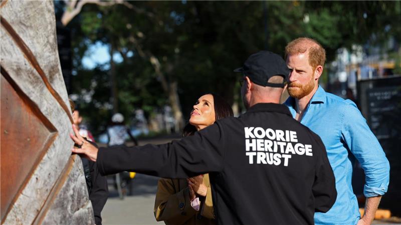 Das Paar ließ sich in Australien in die Kultur Ureinwohner einführen.