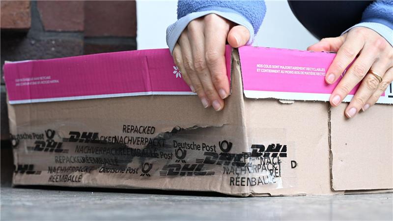 Das Paket ist endlich da, aber das ist kein Grund zur Freude: Sowohl der Karton als auch der Inhalt sind kaputt.