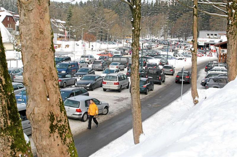 Das Parken auf dem Großparkplatz zwischen Eisstadion und Talstation der Wurmbergseilbahn in Braunlage soll teurer werden. Archivfoto: Eggers