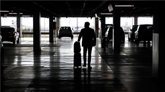 Das Parkhaus einer Autovermietung. Mietwagen werden über Ostern in Deutschland teurer sein als im Vorjahr, in etlichen anderen Ländern jedoch günstiger. (Symbolbild)