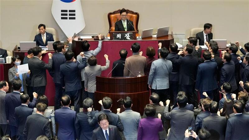Südkorea: Auch Interimspräsident Han des Amtes enthoben Das Parlament hat für die Amtsenthebung des amtierenden Präsidenten Han Duck Soo gestimmt.