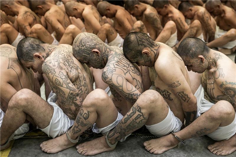 Das Parlament in El Salvador hat das Abhalten von Sammelprozessen gegen Bandenmitglieder gebilligt. Dabei sollen insbesondere gut 75.000 mutmaßliche Gangster, die im Rahmen des seit fast zwei Jahren geltenden Ausnahmezustands festgenommen wurden, schneller verurteilt werden können.