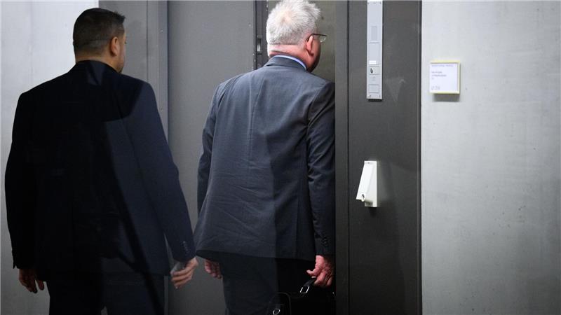 BND-Indizien zu Corona: China mahnt zur Zurückhaltung Das Parlamentarische Kontrollgremium (PKGr) ist für die Kontrolle der Nachrichtendienste des Bundes zuständig. Der Inhalt der Sitzungen des Gremiums ist geheim. Lediglich ein Mal pro Jahr gibt es eine öffentliche Sitzung.