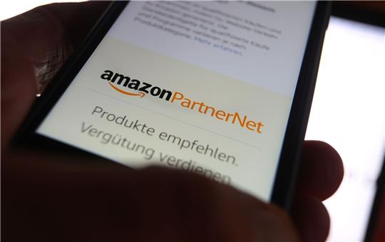 Das Partnerprogramm von Amazon funktioniert so, dass angemeldete Teilnehmer auf ihrer eigenen Internetseite Links zu Produkten im Amazon-Angebot setzen können.