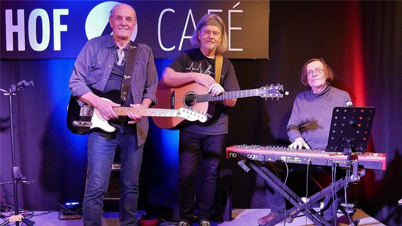 Songs über Wünsche, eine heile Welt, Hoffnungen und Freundschaft Das „Paul Bartsch Akustik Trio“ sorgt für Stimmung.