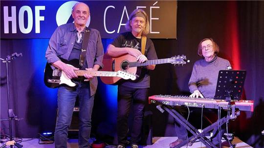 Das „Paul Bartsch Akustik Trio“ sorgt für Stimmung.