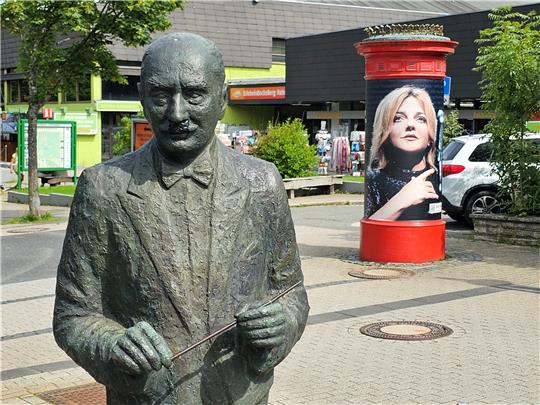 Das Paul-Lincke-Denkmal steht im Hahnenkleer Ortszentrum. Im Hintergrund ist ein Plakat der aktuellen Preisträgerin des Lincke-Rings, Annett Louisan, zu erkennen. Archivfoto: Sowa