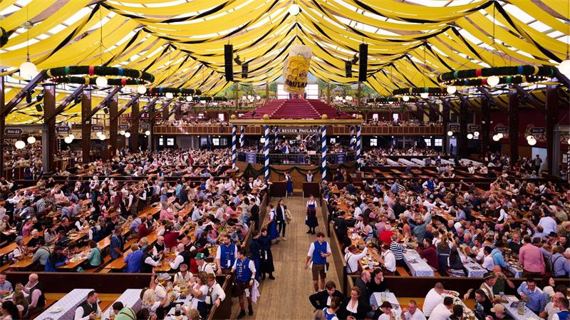 Was es mit dem Streit um die Wiesn-Zelte auf sich hat Das Paulaner-Festzelt ist das eine der beiden Zelte, um die es exemplarisch vor Gericht ging. (Archivbild)