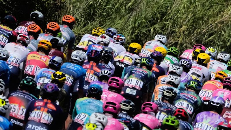 Das Peloton rollt durch die Hitze.