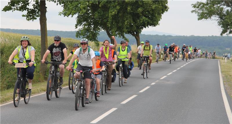 Das Peloton rollt über die Bundesstraße Richtung Schladen: Mit einer Demo verleihen die Teilnehmer ihrer Forderung nach einem Radweg Nachdruck.