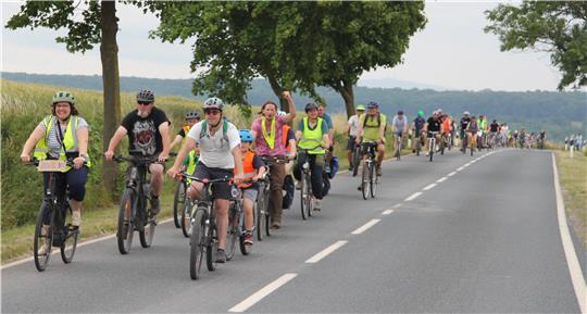 Das Peloton rollt über die Bundesstraße Richtung Schladen: Mit einer Demo verleihen die Teilnehmer ihrer Forderung nach einem Radweg Nachdruck.