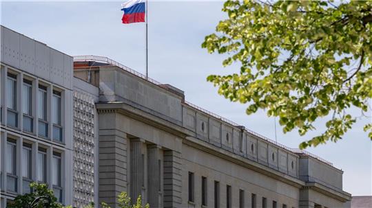 Das Personal der russischen Botschaft in Berlin wird künftig nicht mehr einfach so in andere EU-Staaten reisen dürfen. (Archivbild)