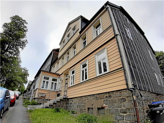 Das Pfarrgemeindehaus der St.-Salvatoris-Gemeinde: Es ist um 1900 erbaut. Derzeit kommen im Gemeindepfarrhaus unter anderem Teilnehmer verschiedener Gruppen zusammen. Falls das Gebäude verkauft werden sollte, müssen für sie andere Räume gefunden werden. Ein Angebot offeriert die Clausthaler Kirchengemeinde. Während des Informationsabends ist zu hören, dass beide Gemeinden künftig näher zusammenrücken wollen. Fotos: Potthast