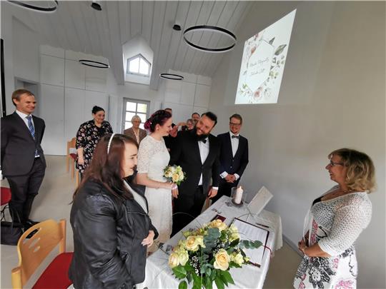Das Pfarrhaus wird zum Standesamt, und Bettina Roßkamp (rechts) hat das Sagen: Der frisch renovierte Raum eignet sich für die Hochzeit im kleinen Kreis. Am Nachmittag wird kirchlich geheiratet.  Fotos: Heinichen