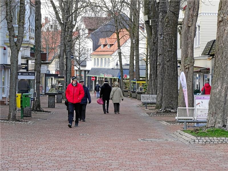 Das Pflaster in einem Abschnitt der Bummelallee – in Höhe der Volksbank – ist bereits erneuert. Im Rat gibt es Stimmen, die sich jedoch mehr als nur den Austausch der Steine, sondern eine noch weitergehende Modernisierung wünschen.  Foto: GZ-Archiv