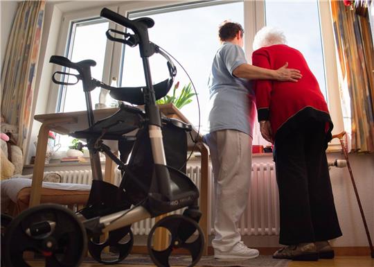 Das Pflegegeld steigt zum 1. Januar um fünf Prozent.