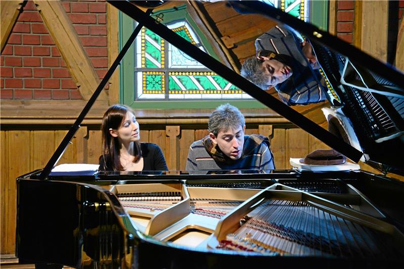 Klangvolle Ausflüge mit und ohne Musik Das Pianistenduo Sivan Silver und Gil Garburg (v.l.) wird während der Maikonzerte in diesem Jahr beim Abschlusskonzert am Sonntag, 17. Mai, in der Trinitatiskirche zu hören sein. Foto: Veranstalter