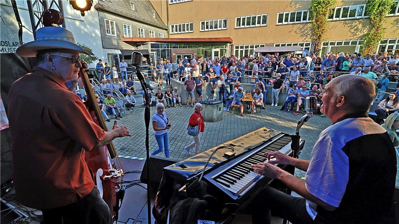 Welches Bier trinken die Goslarer am liebsten? Das Pianorocker Andy Lee-Duo spielt am Freitagabend auf dem Museumsufer.