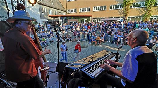 Das Pianorocker Andy Lee-Duo spielt am Freitagabend auf dem Museumsufer.