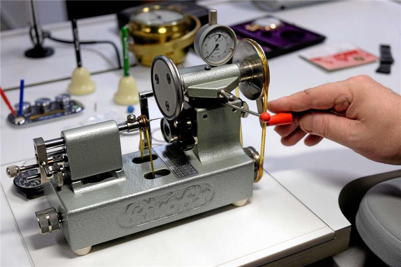 Das Pivofix ist ein seltenes und gesuchtes Uhrmachergerät. Es wird zum Polieren von winzigen Teilen benutzt.