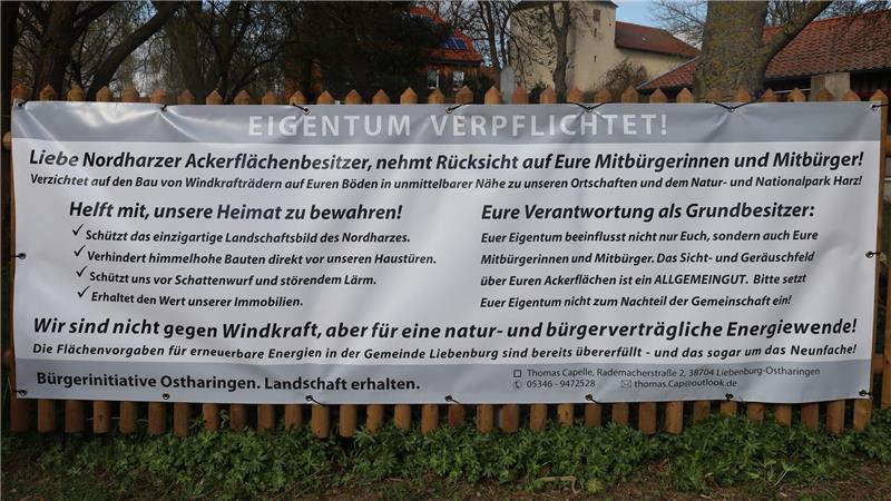 Das Plakat der Bürgerinitiative hängt in der Ortsmitte.