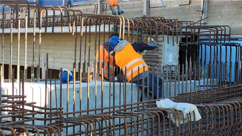 Das Platzieren der Fertigteile ist Zentimeterarbeit – das erste Element ist das komplizierteste.