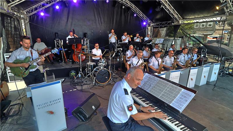 Marketing-Melonen, Wildmann-Wraps & Bender-Buletten Das Polizei-Orchester Niedersachsen sorgt am Sonntag bei der Langen Bank für Stimmung.