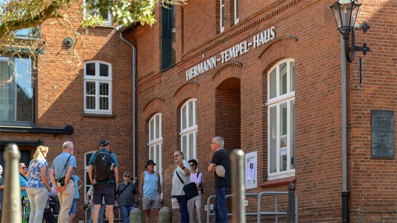 Das Polizeirevier im Film ist eigentlich eine Bibliothek. 