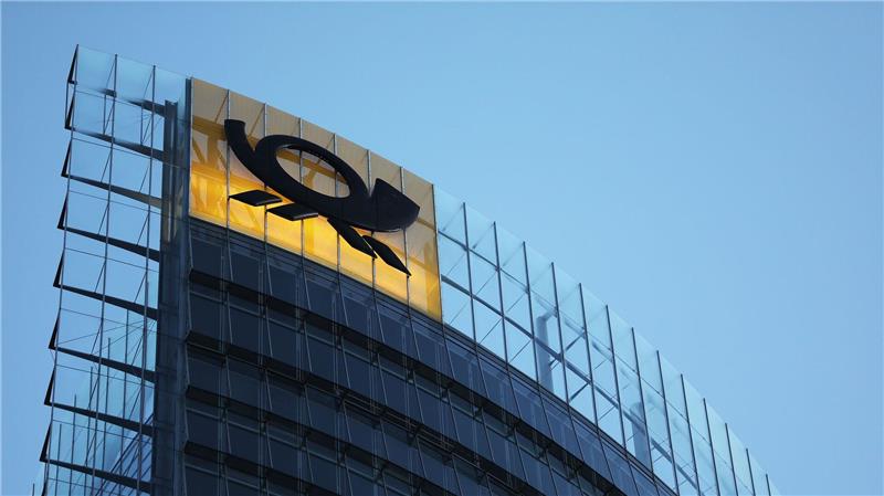Anzahl der Post-Beschwerden steigt auf Höchstwert Das Posthorn-Logo auf dem Dach der DHL-Konzernzentrale in Bonn.