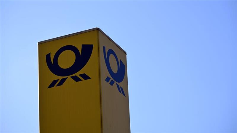 Das Posthorn-Logo ist am Kölner Briefzentrum zu sehen.