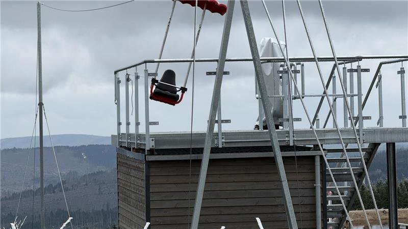 Das Foto zeigt ein Gestell, einen Sitz an einer Godel und einen Treppenaufgang.