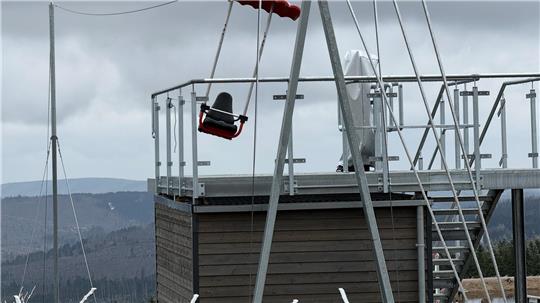 Das Foto zeigt ein Gestell, einen Sitz an einer Godel und einen Treppenaufgang.