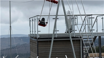 Das Foto zeigt ein Gestell, einen Sitz an einer Godel und einen Treppenaufgang.