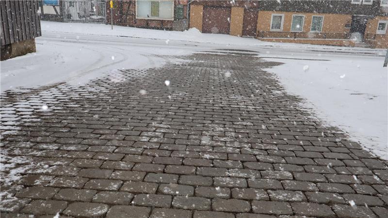 Bus fährt in Othfresener Hauswand: Jetzt sprechen die Anwohner Pflastersteine im Schnee.