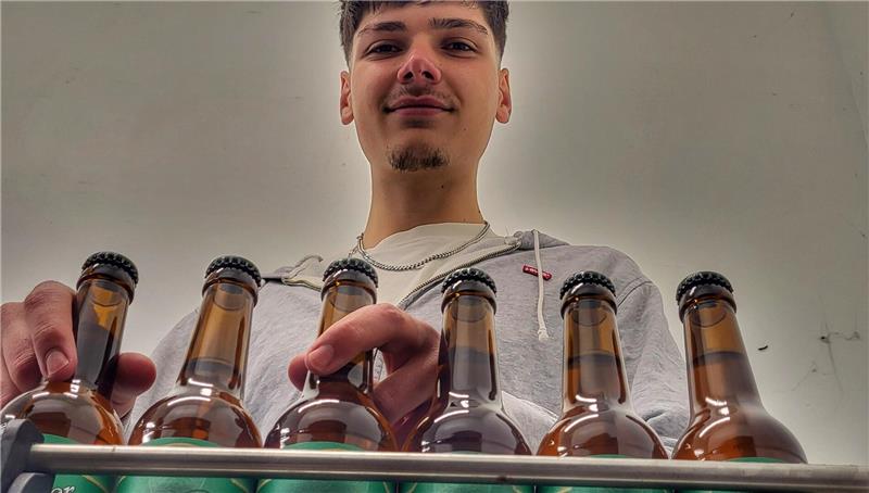 Das Produkt harter Arbeit: Moritz Kahl füllt das Rammelsberger Pils in Flaschen ab.