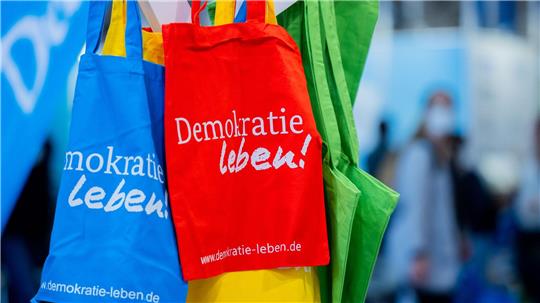 Das Programm „Demokratie leben!“ soll bisher zivilgesellschaftliches Engagement für ein demokratisches Miteinander fördern. (Symbolbild)