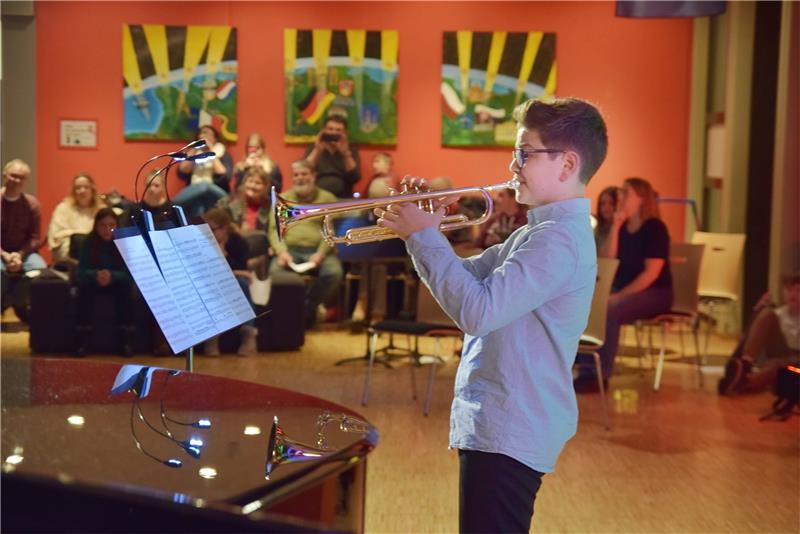 Das Programm wird auch durch Solisten-Beiträge wie von Schüler Stefan Rachev mit der Trompete bereichert.