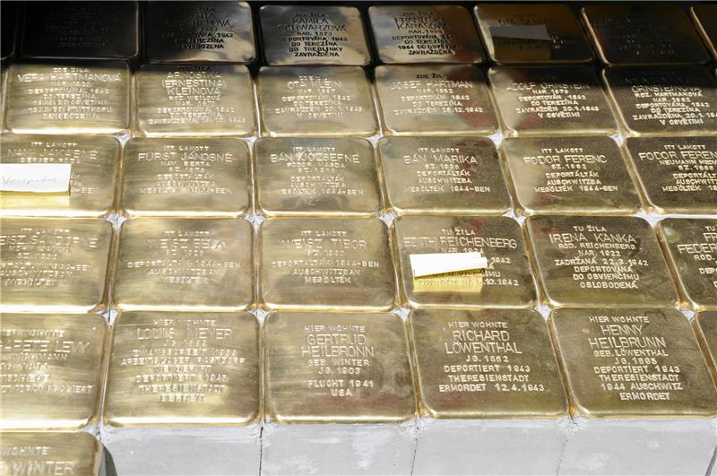 Das Projekt „Stolpersteine“ bekommt einen anderen Rahmen Das Projekt "Stolpersteine" soll auch in Bad Harzburg umgesetzt werden, dafür will sich das Bad Harzburger Bündnis gegen Rechtsextremismus stark machen. In anderen Orten des Landkreises Goslar liegen bereits Steine im Gedenken an Opfer der NS-Diktatur. Archivfoto: Heine