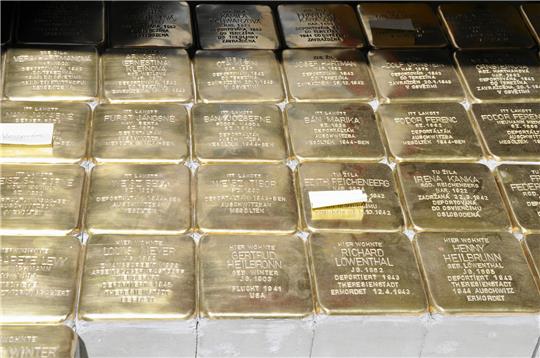 Das Projekt "Stolpersteine" soll auch in Bad Harzburg umgesetzt werden, dafür will sich das Bad Harzburger Bündnis gegen Rechtsextremismus stark machen. In anderen Orten des Landkreises Goslar liegen bereits Steine im Gedenken an Opfer der NS-Diktatur. Archivfoto: Heine