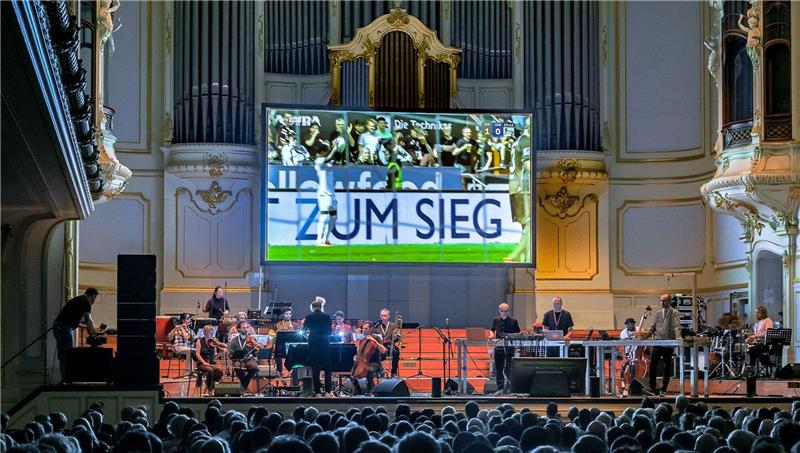 Musiker vertonen St. Paulis Aufstiegsspiel Das Projekt "The Game" vertont in der Laiszhalle live das Fußballspiel der Zweitligisten St.Pauli und Vfl Osnabrück.