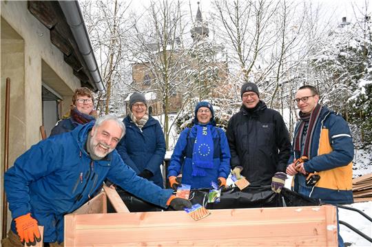 Das Projekt „Urban Gardening“ am Frankenberg startet wieder. Die Vorbereitungen wurden von Günter Eickhoff (vorne), Christiane Kalbe, Inka Pontow, Elena Jerksen, Pfarrer Ulrich Müller-Pontow und Eiko Eickhoff (von links) am Samstag wetterbedingt am Fuße der Kirchwiese vor den Garagen geleistet. Bevor die schon parat liegenden Samen in die Erde kommen, werden die Hochbeete erst einmal auf die Wiese getragen und dort schichtweise befüllt. Fotos: Kempfer