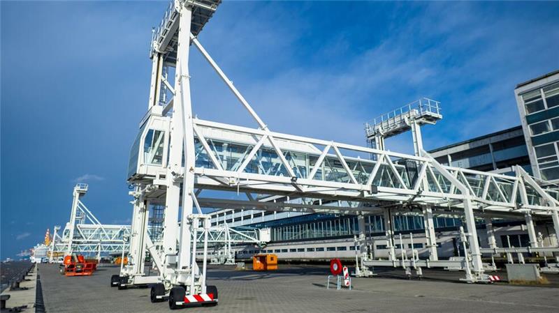 Neue Kaje für Kreuzfahrtschiffe in Bremerhaven Das Projekt musste laufend auf die Gezeiten und den Kreuzfahrttourismus abgestimmt werden.