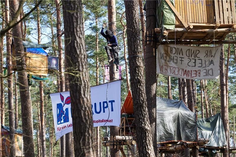Das Protestcamp darf laut Gericht zunächst bleiben. Dagegen hat die Brandenburger Polizei Beschwerde eingereicht.